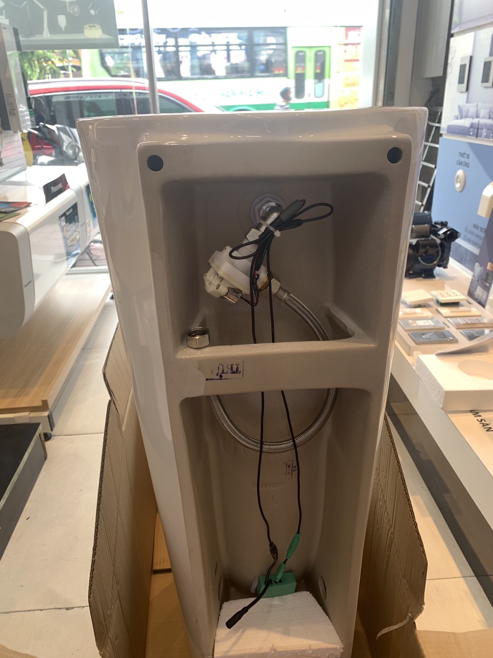 Bồn tiểu nam treo tường Caesar UA0237