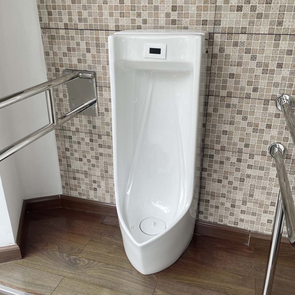 Bồn tiểu đứng thoát xuống sàn Caesar UMP0284