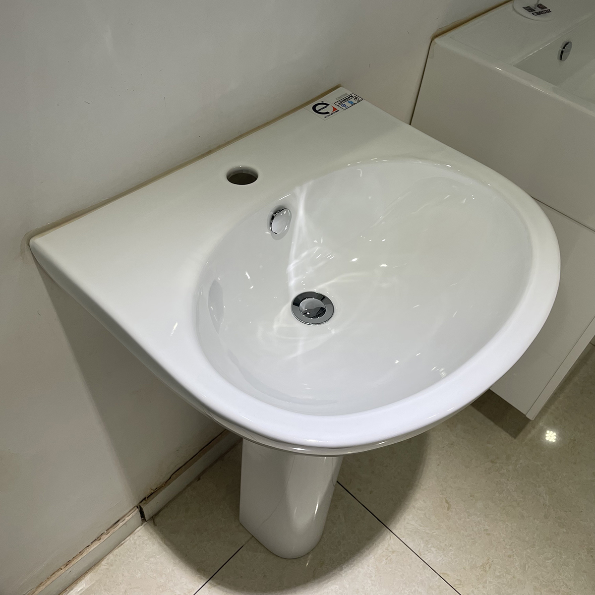 Chậu rửa lavabo treo tường Caesar L2152