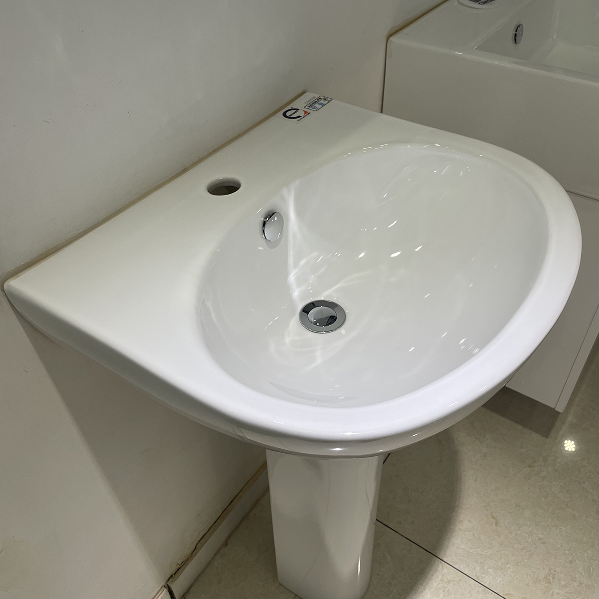 Chậu rửa lavabo treo tường Caesar L2152