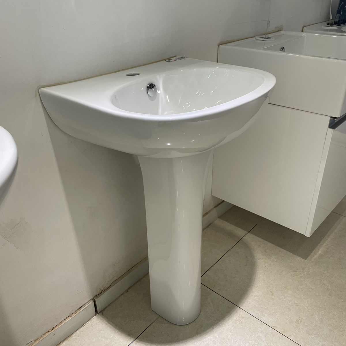 Chậu rửa lavabo treo tường Caesar L2152