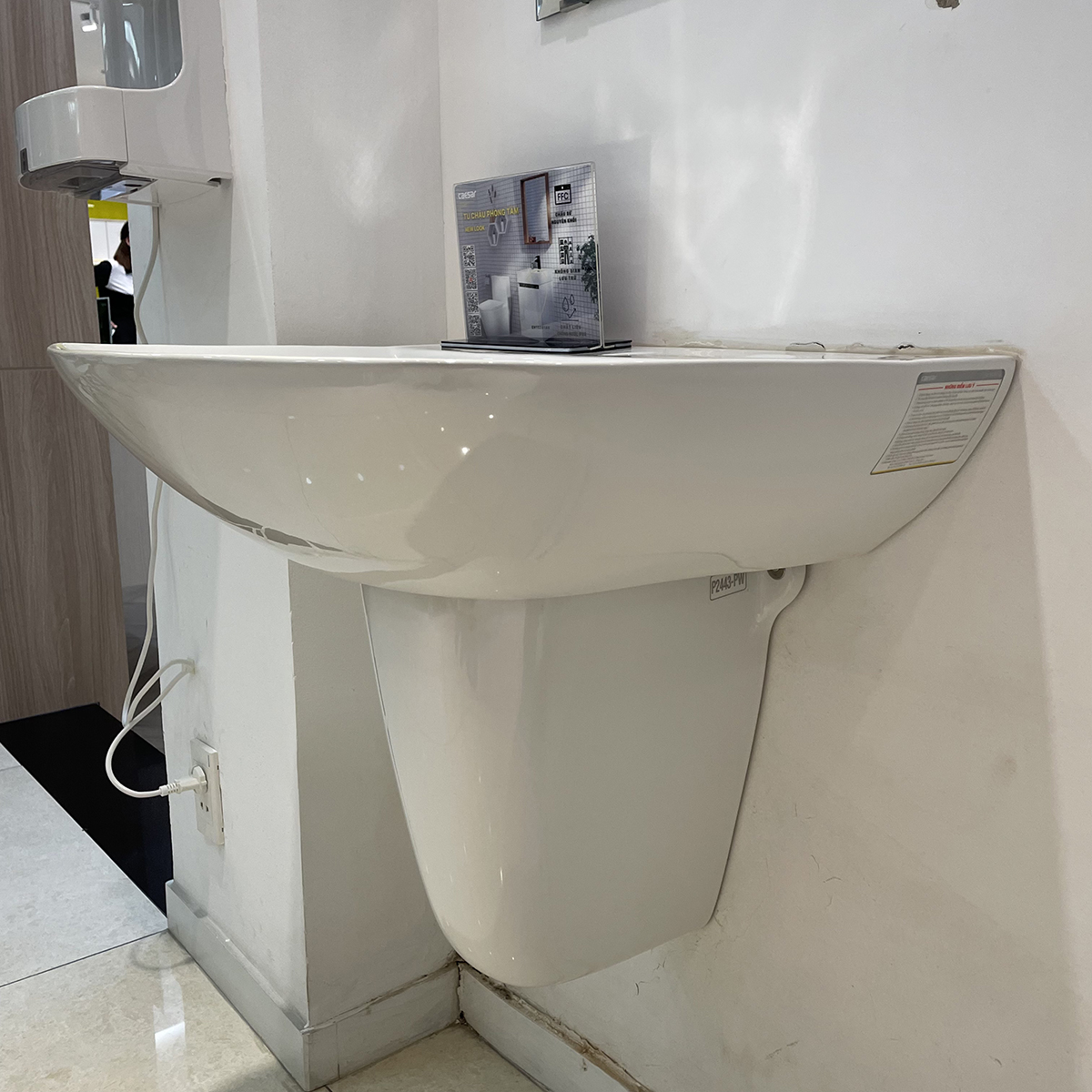 Chậu rửa lavabo treo tường Caesar L2365