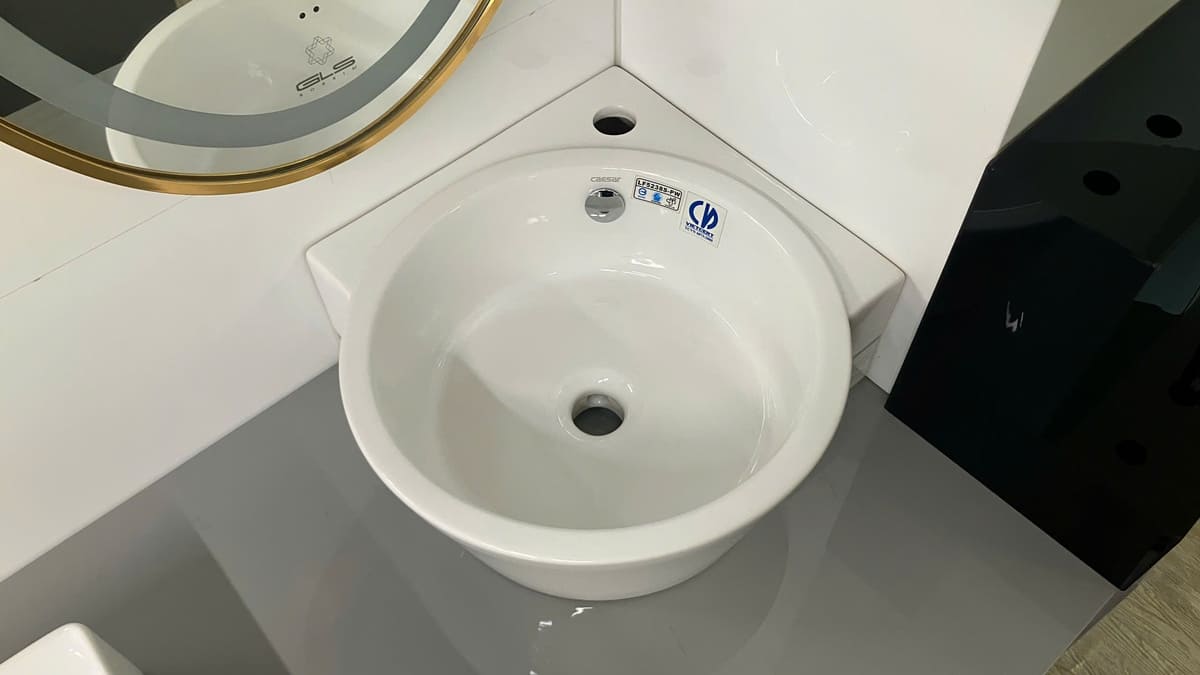 Chậu rửa lavabo treo tường đặt góc Caesar LF5238