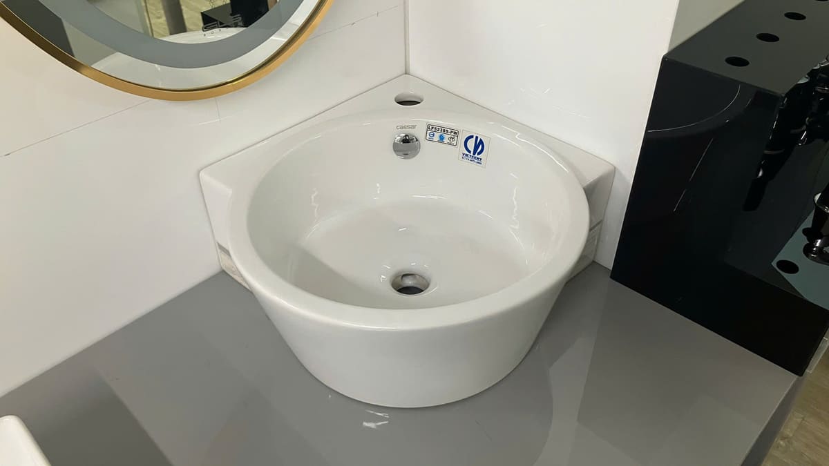 Chậu rửa lavabo treo tường đặt góc Caesar LF5238