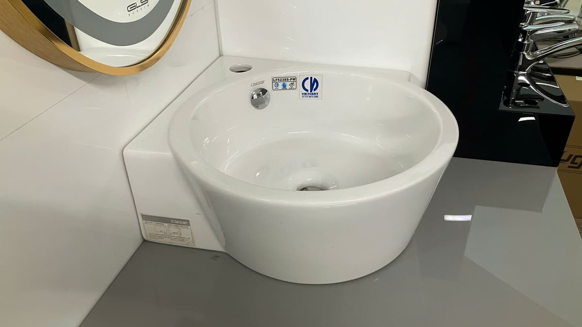Chậu rửa lavabo treo tường đặt góc Caesar LF5238