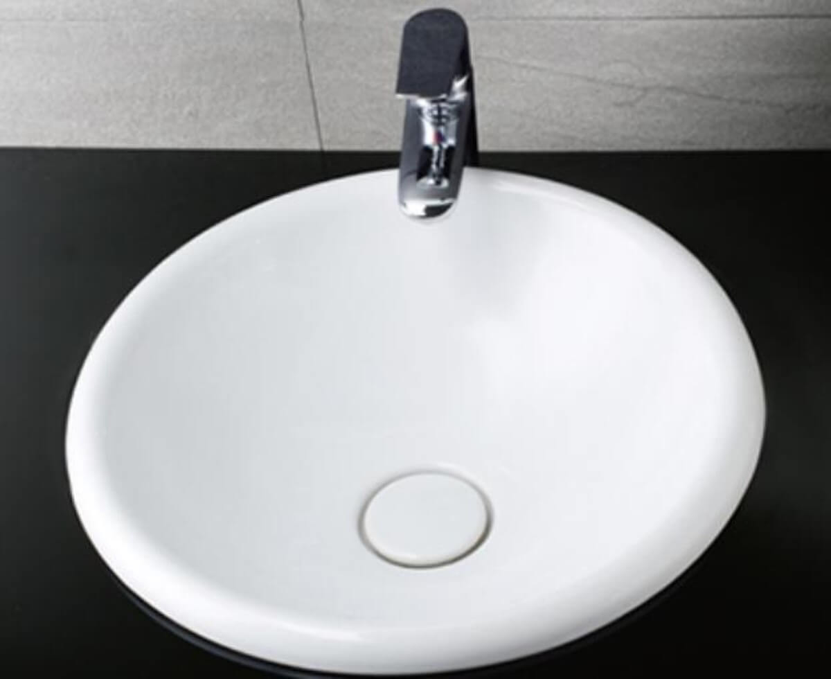 Hình ảnh thực tế lavabo CAESAR dương vành phối không gian phòng tắm, vệ sinh