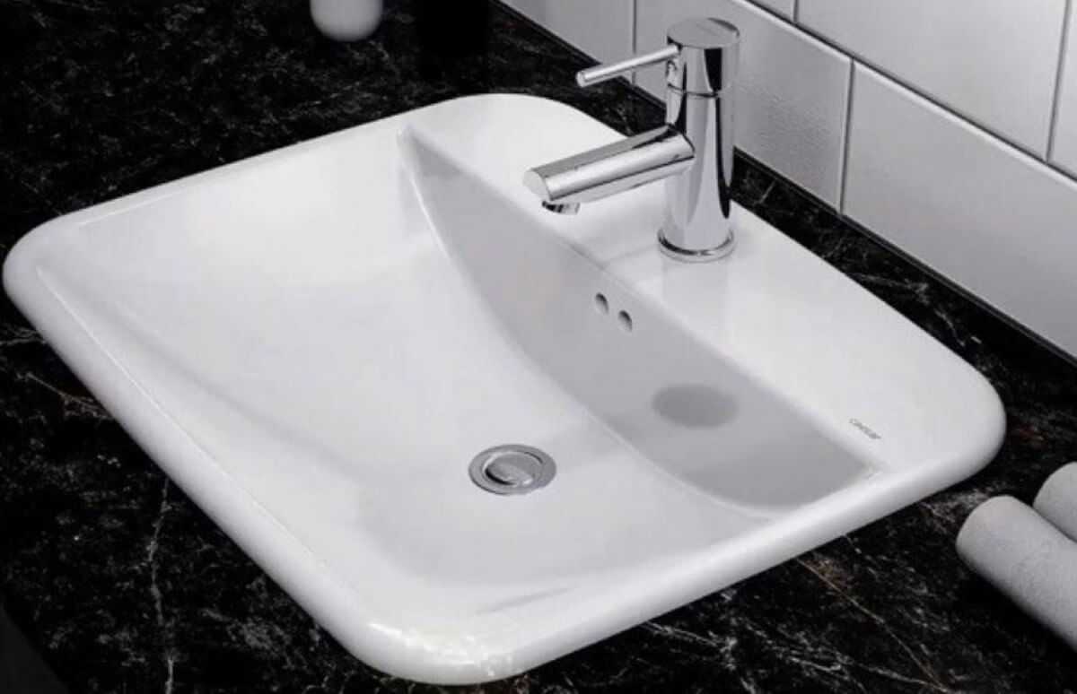 Lavabo dương vành dạng chữ nhật trong không gian phòng tắm