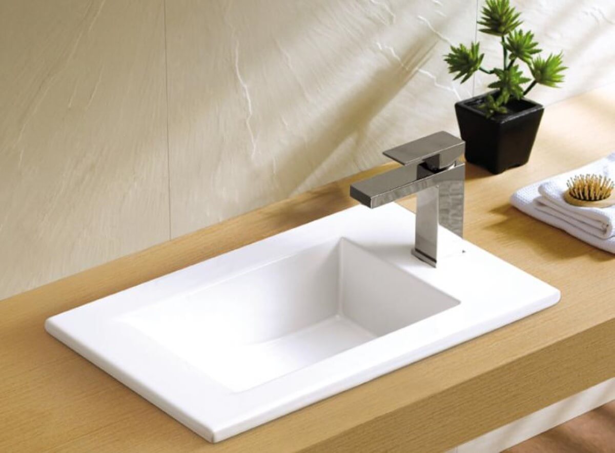 Lavabo dương vành CAESAR đặt trên bàn gỗ, cảm giác hiện đại