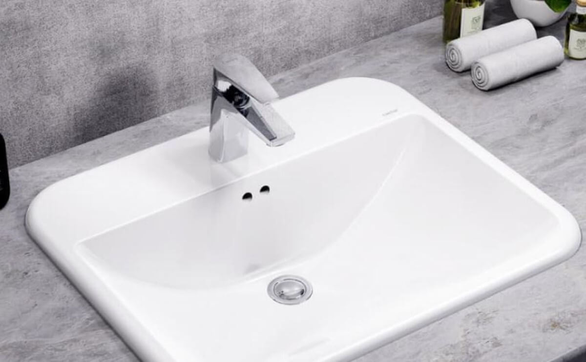 Bồn rửa lavabo dương vành trong không gian phòng tắm của khách