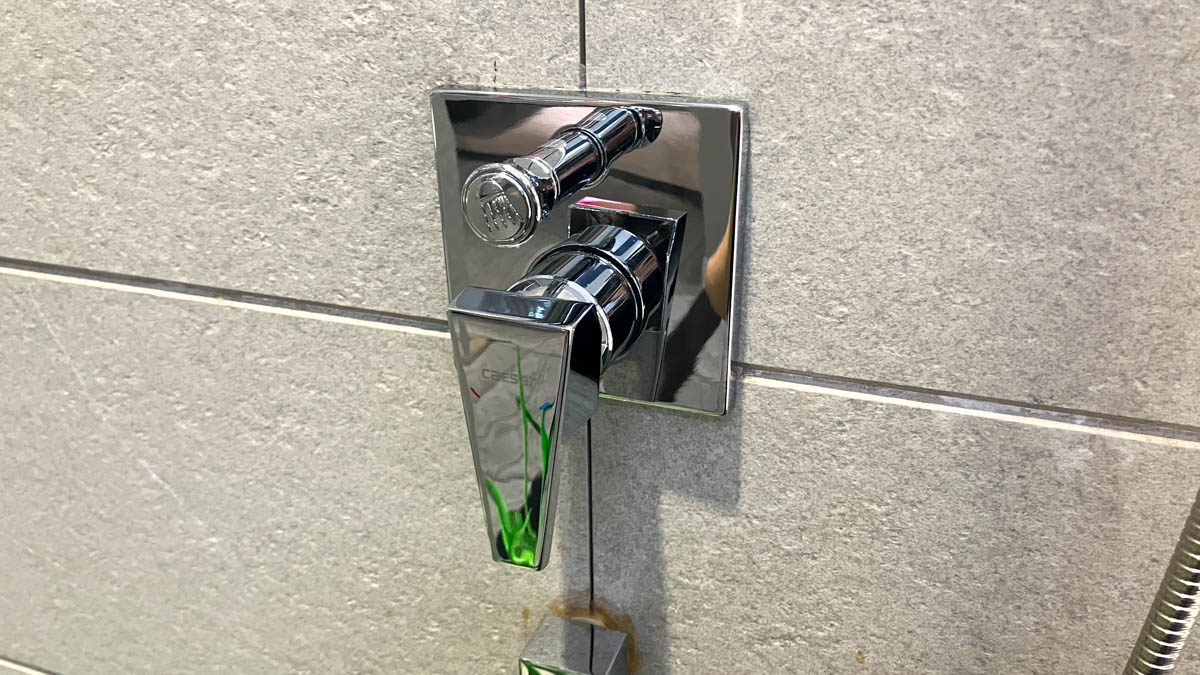 Sen tắm âm tường nóng lạnh Caesar BS641