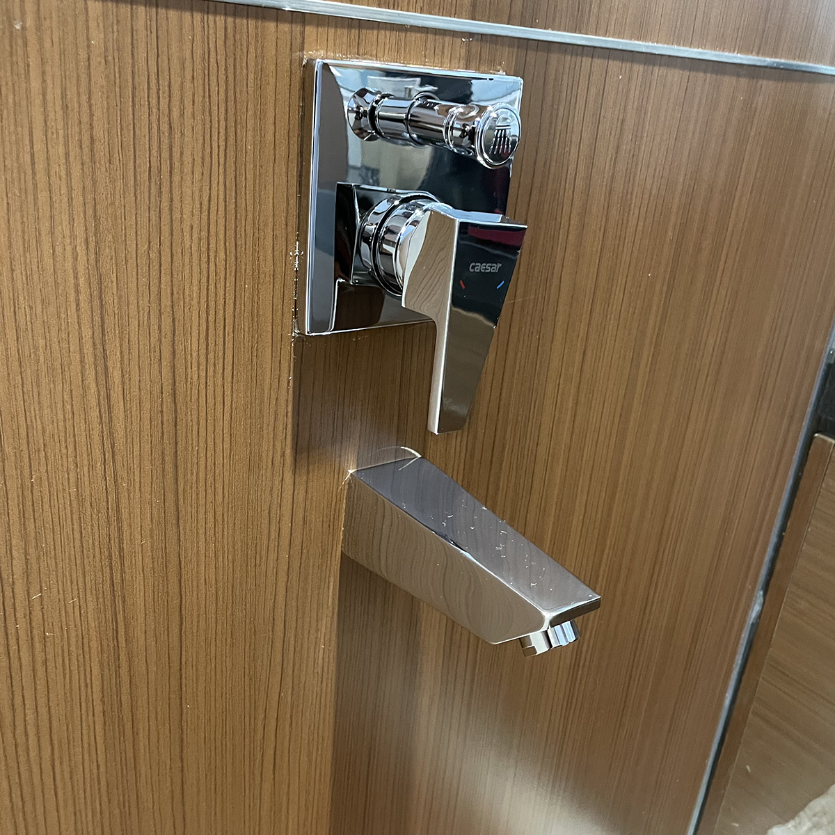 Sen tắm âm tường nóng lạnh Caesar BS644