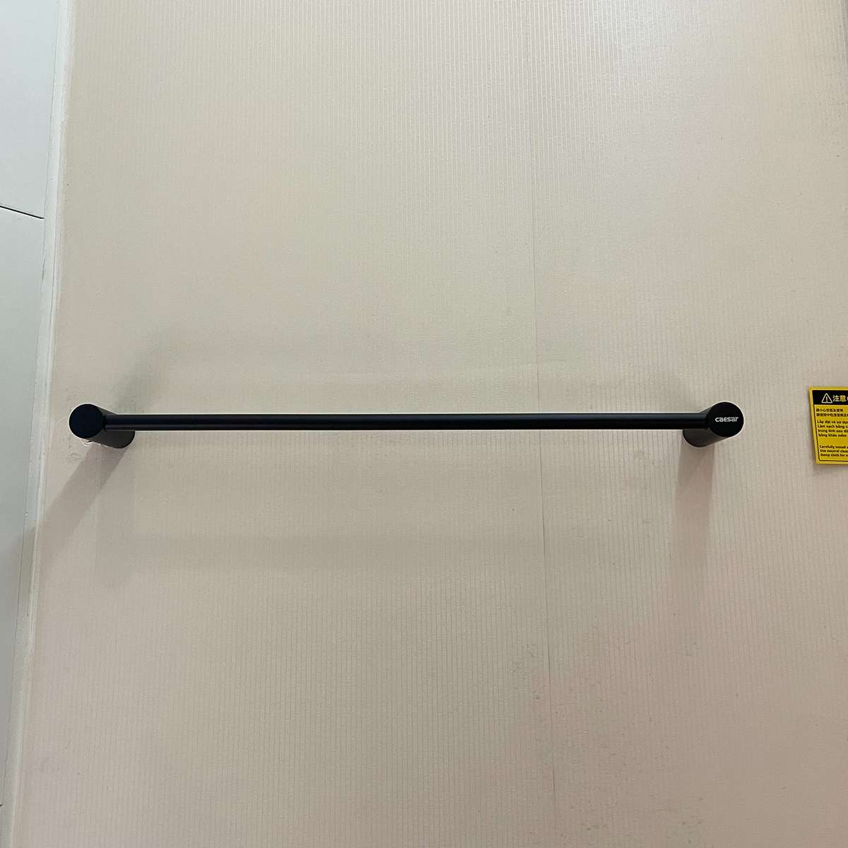 Giá treo khăn Caesar Q6301B màu đen