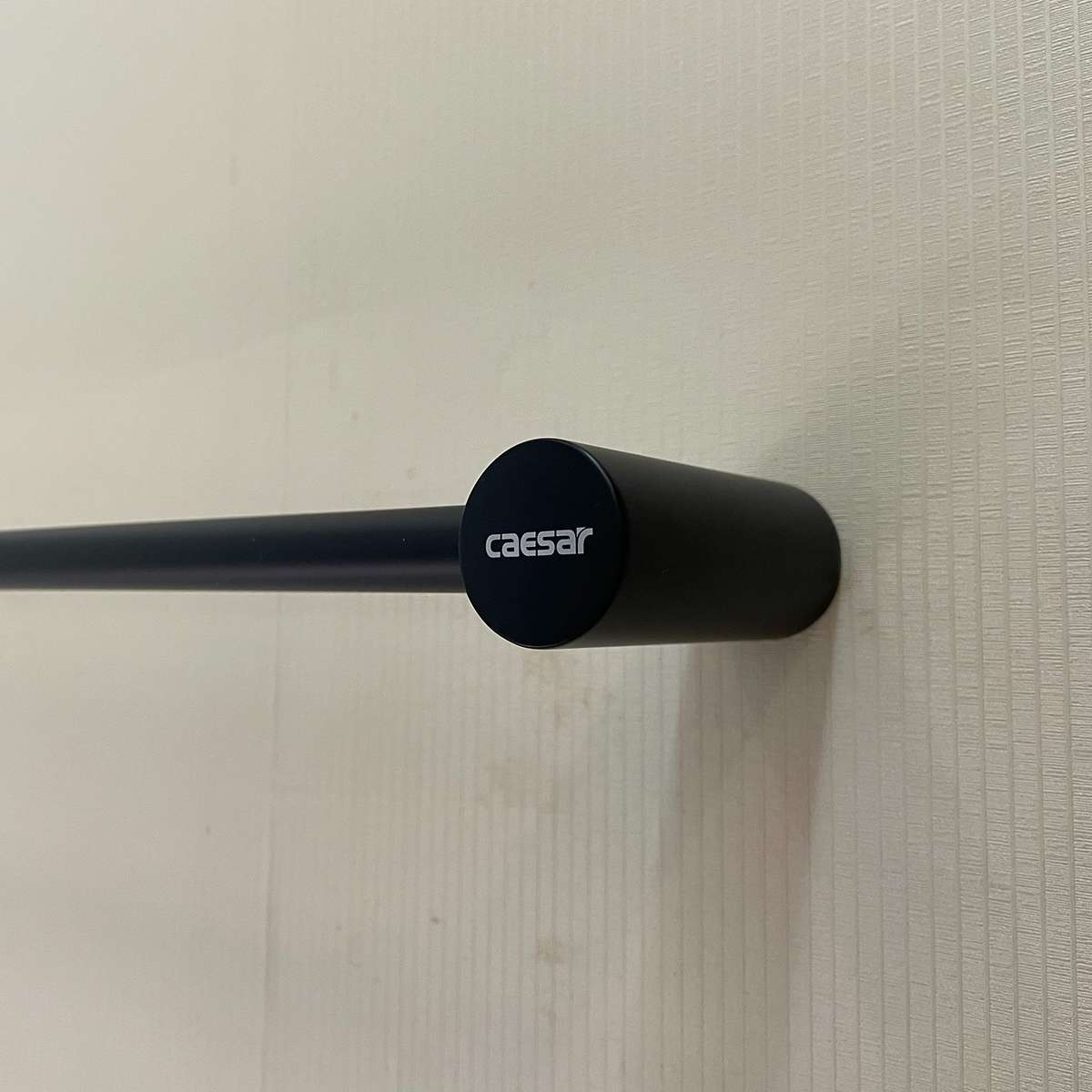 Giá treo khăn Caesar Q6301B màu đen