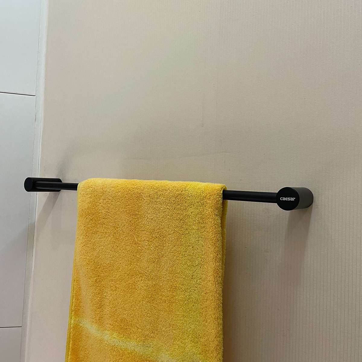 Giá treo khăn Caesar Q6301B màu đen