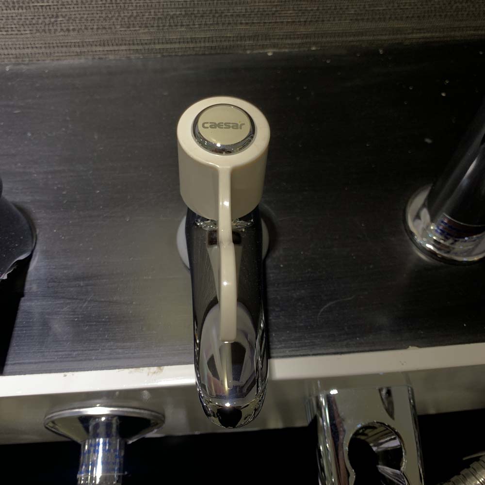 Vòi chậu lavabo lạnh Caesar B027C