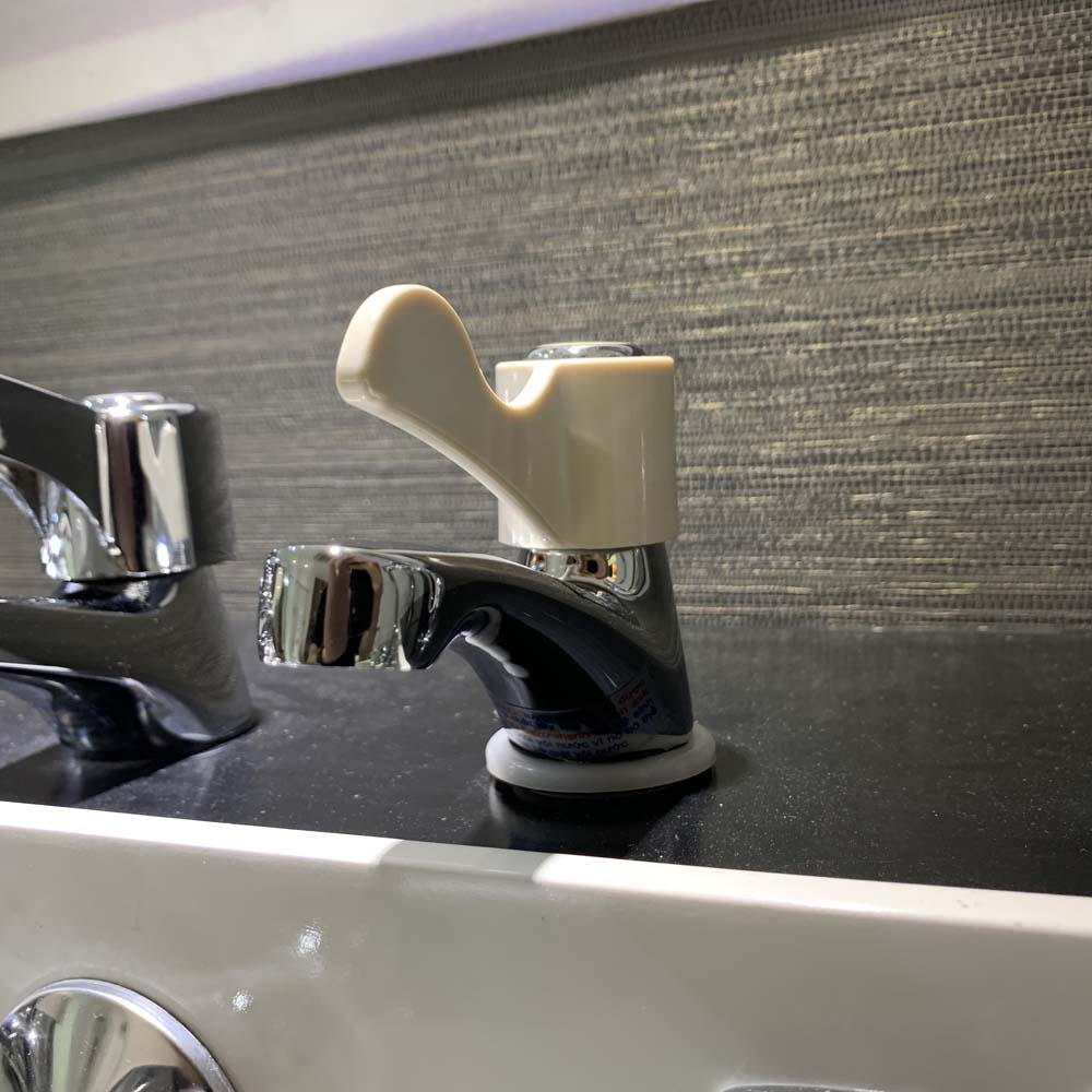 Vòi chậu lavabo lạnh Caesar B027C