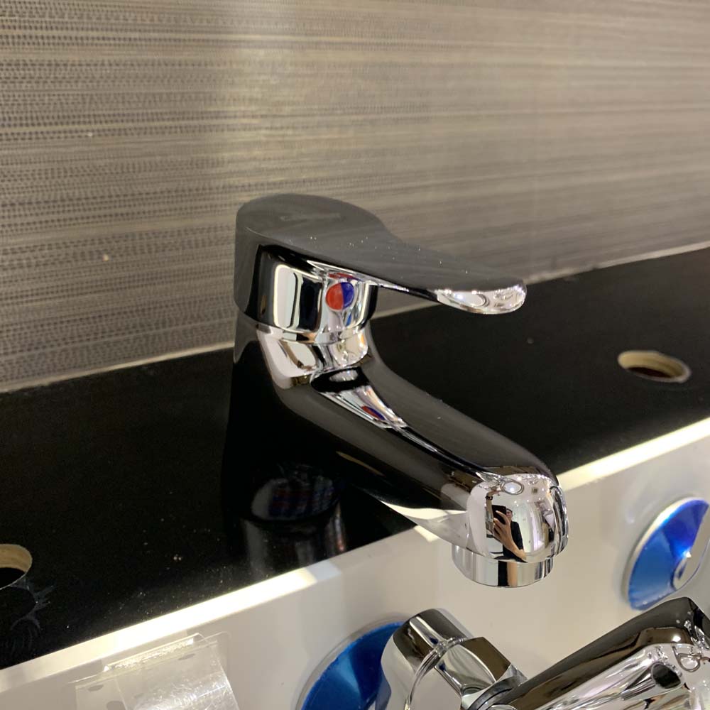 Vòi chậu lavabo nóng lạnh Caesar B330CU