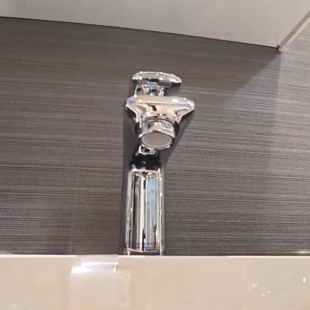 Vòi chậu lavabo nóng lạnh Caesar B770CU