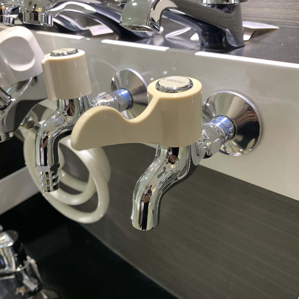 Vòi nước lạnh gắn tường Caesar W027C