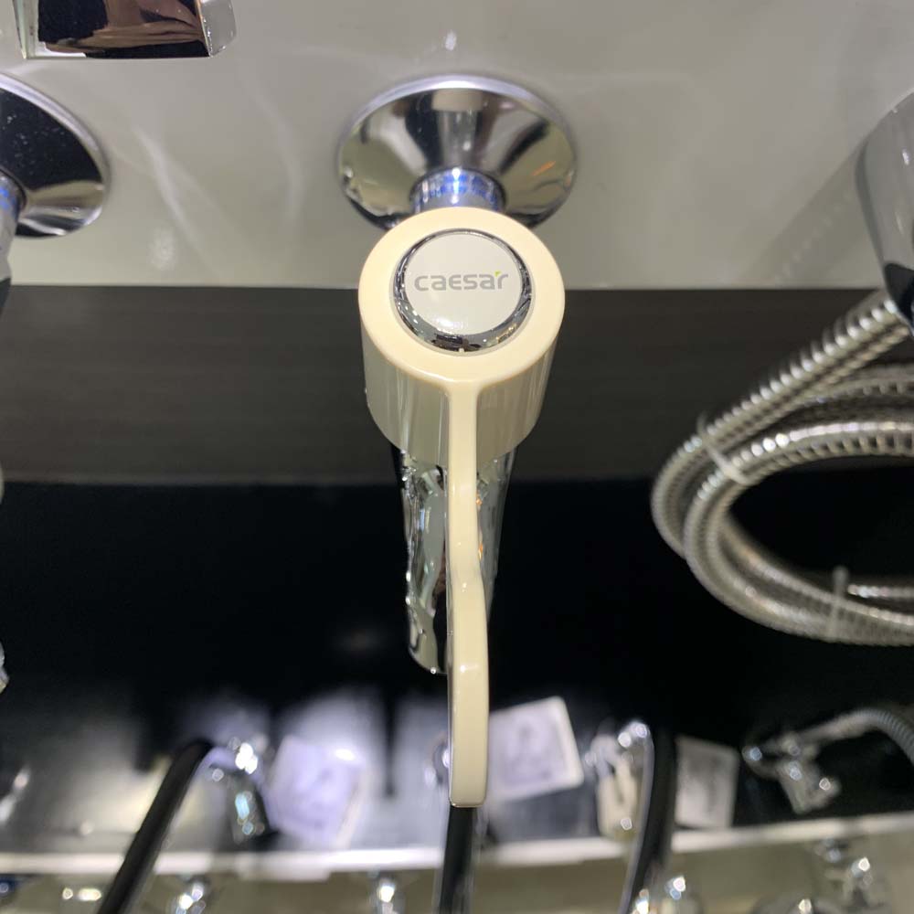 Vòi nước lạnh gắn tường Caesar W027C