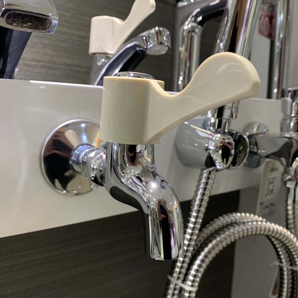 Vòi nước lạnh gắn tường Caesar W027C