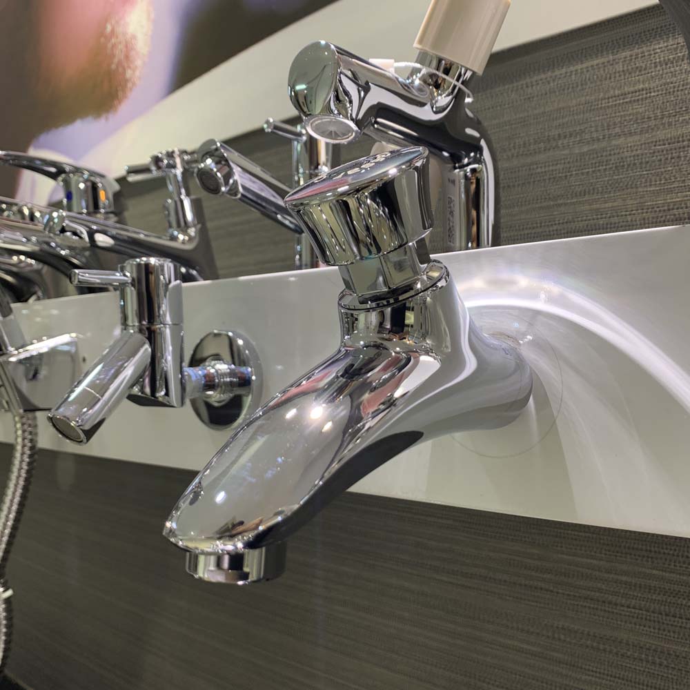 Vòi nước lạnh gắn tường Caesar W054C