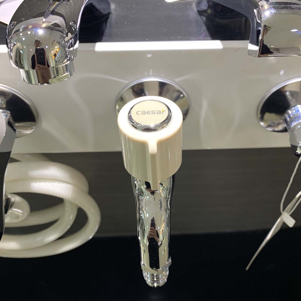 Vòi nước lạnh gắn tường Caesar WP037C