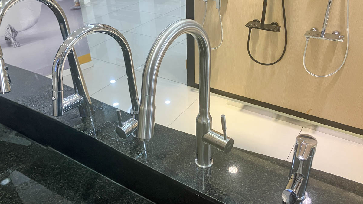 Vòi bếp nóng lạnh dây rút Caesar KP1035SA diệt khuẩn