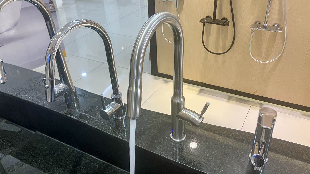 Vòi bếp nóng lạnh dây rút Caesar KP1035SA diệt khuẩn