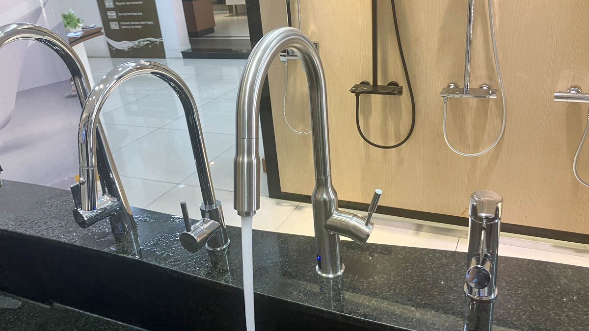 Vòi bếp nóng lạnh dây rút Caesar KP1035SA diệt khuẩn