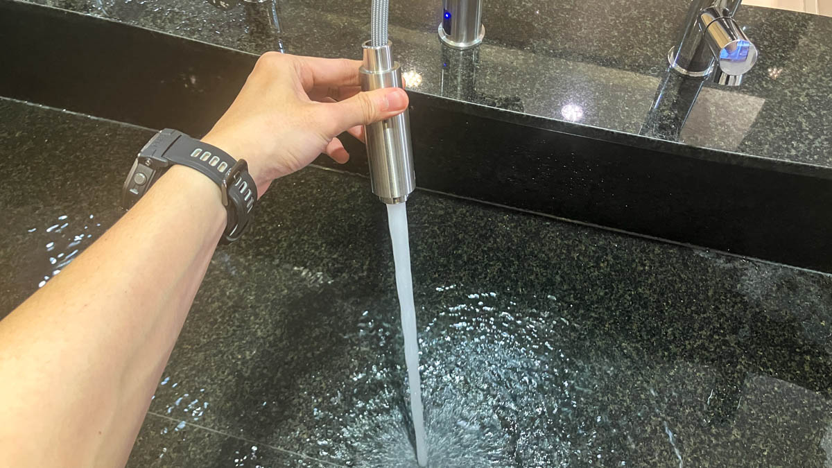 Vòi bếp nóng lạnh dây rút Caesar KP1035SA diệt khuẩn