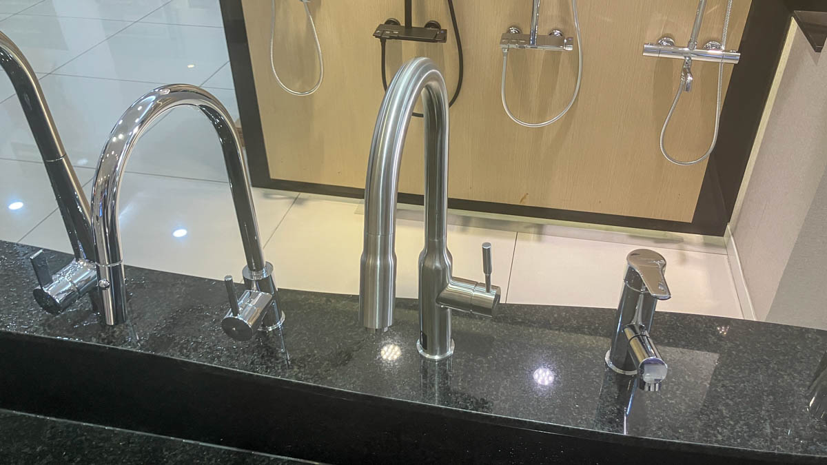 Vòi bếp nóng lạnh dây rút Caesar KP1035SA diệt khuẩn