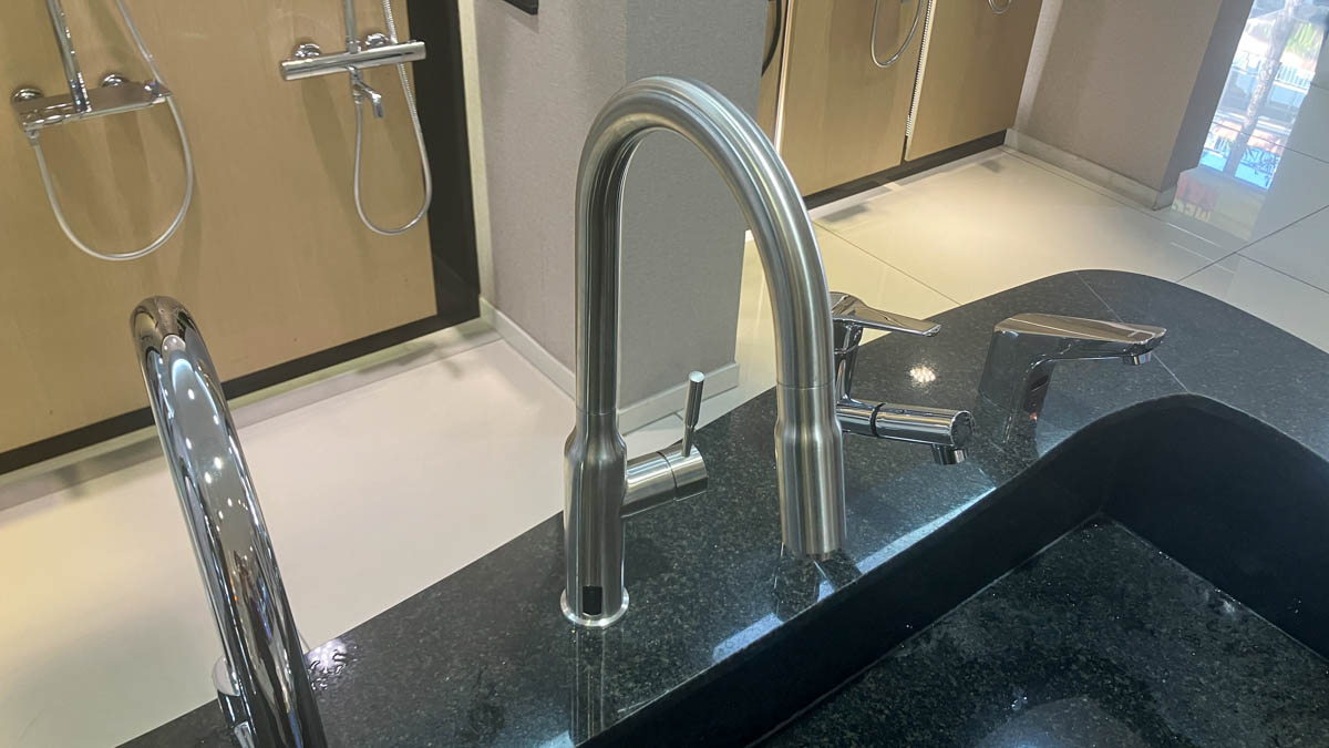 Vòi bếp nóng lạnh dây rút Caesar KP1035SA diệt khuẩn
