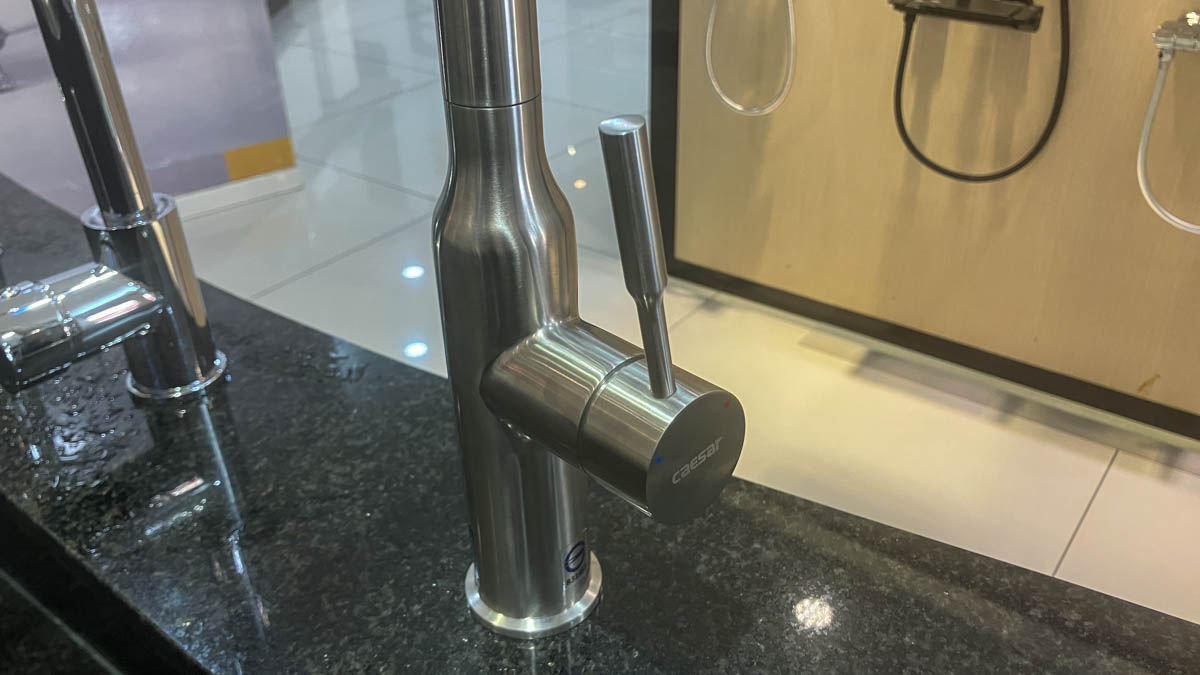 Vòi bếp nóng lạnh dây rút Caesar KP1035SA diệt khuẩn