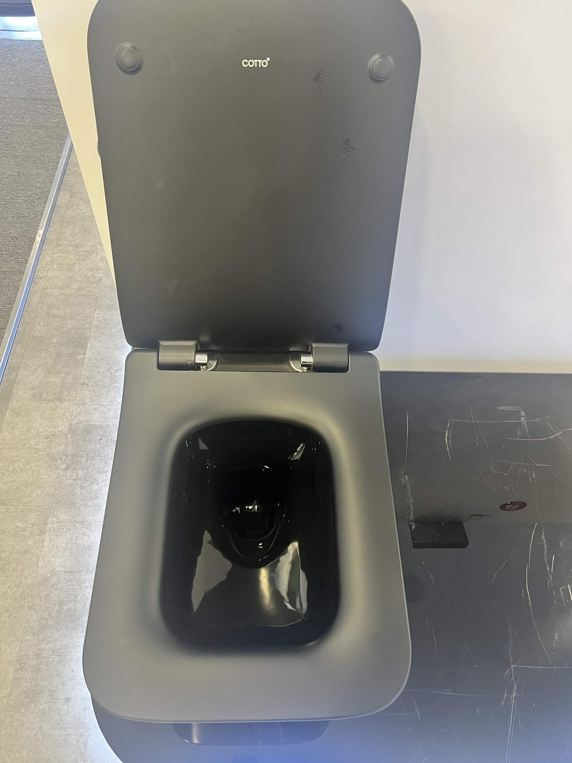 Bồn cầu 1 khối COTTO C1032MBK nắp êm dòng Simply Modish