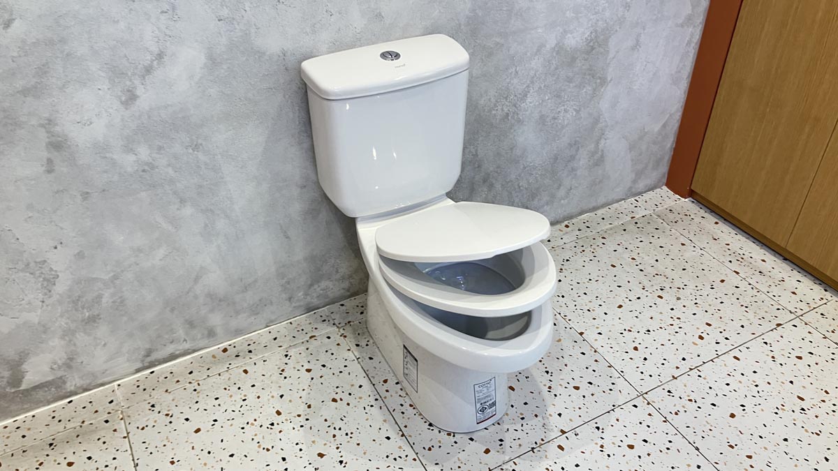 Bồn cầu 2 khối COTTO C13330 nắp êm dòng Sella