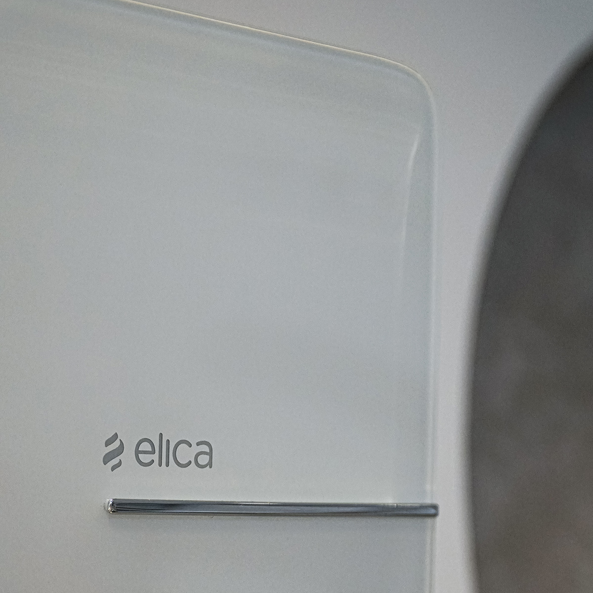 Máy hút mùi áp tường mặt kính vát ELICA L'ESSENZA