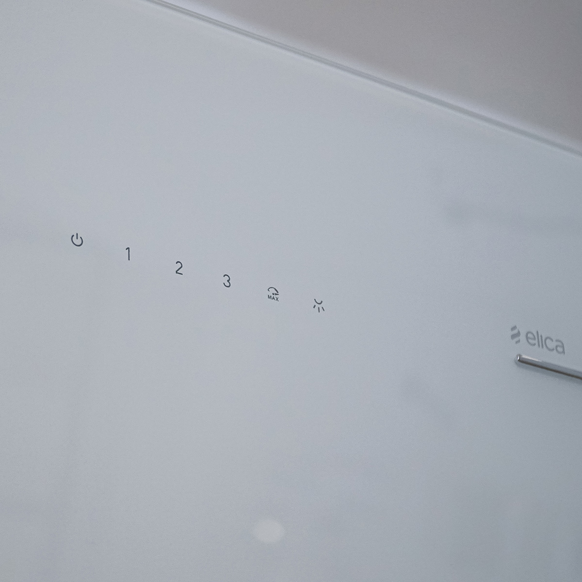 Máy hút mùi áp tường mặt kính vát ELICA L'ESSENZA