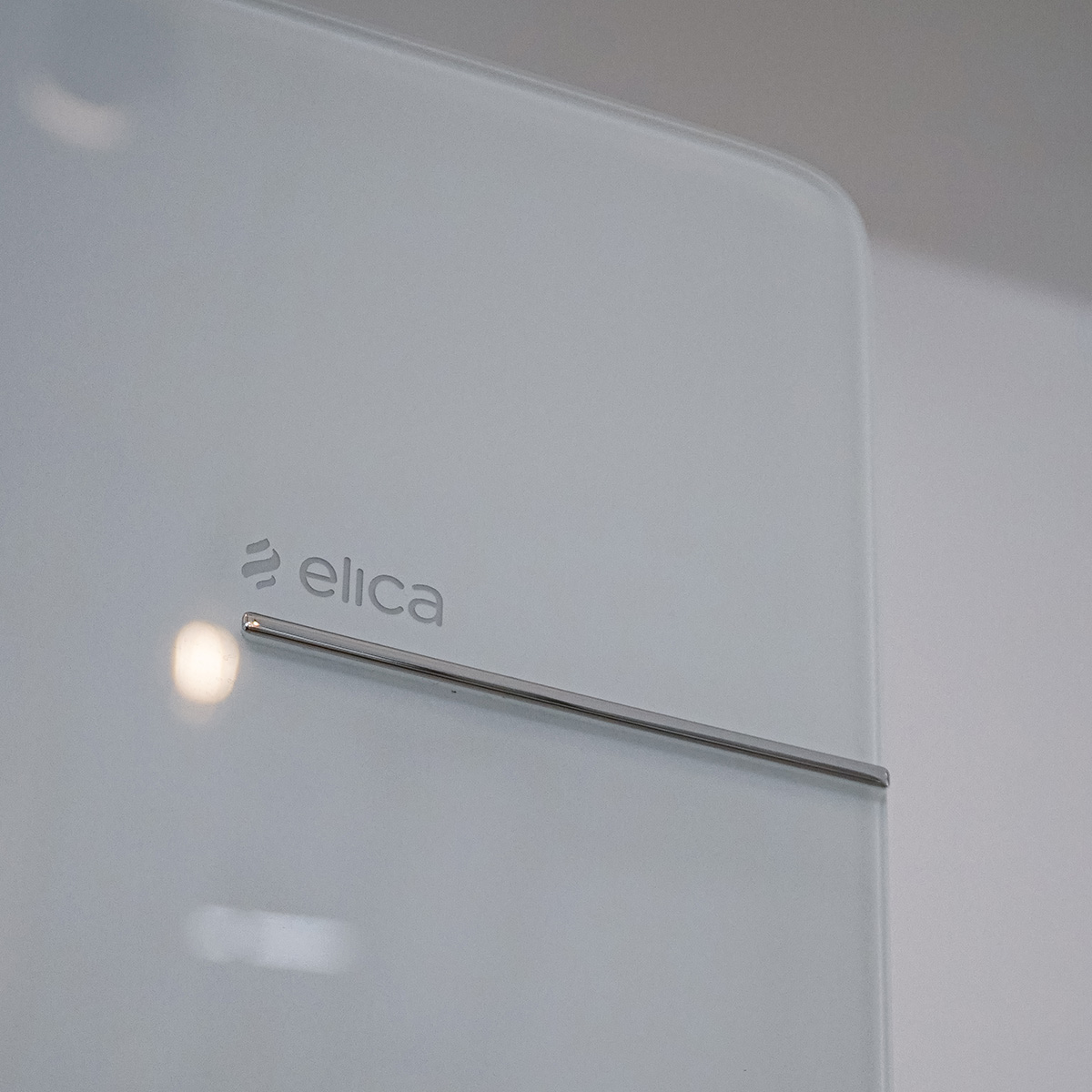 Máy hút mùi áp tường mặt kính vát ELICA L'ESSENZA