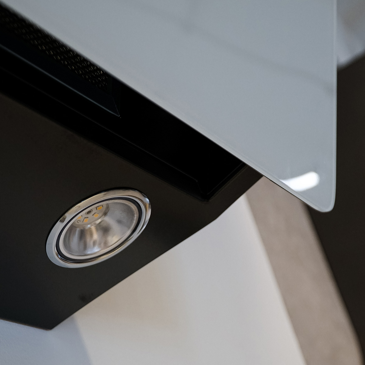 Máy hút mùi áp tường mặt kính vát ELICA L'ESSENZA