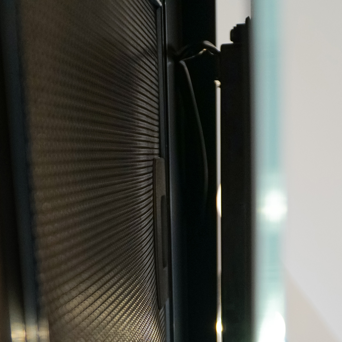 Máy hút mùi áp tường mặt kính vát ELICA L'ESSENZA