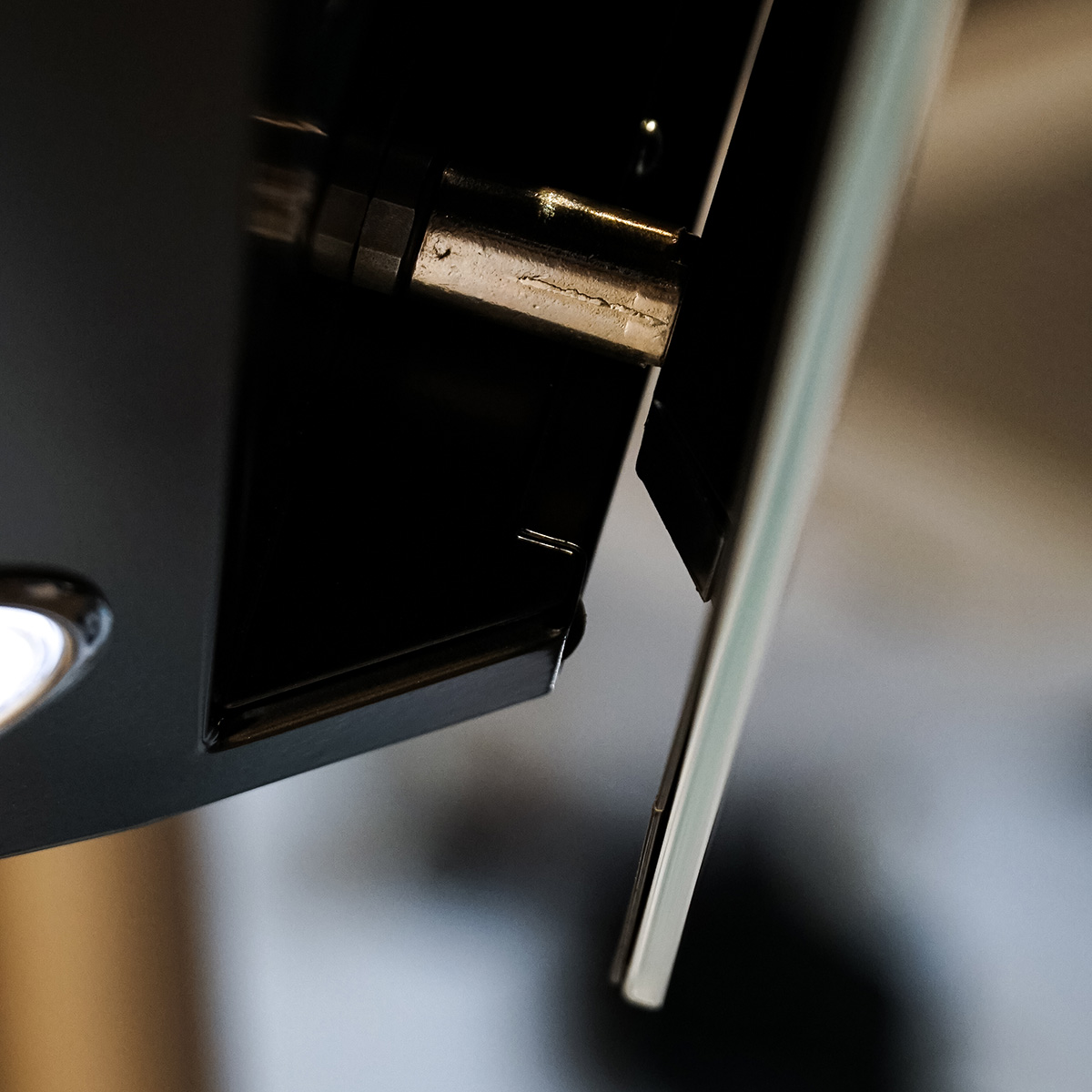 Máy hút mùi áp tường mặt kính vát ELICA L'ESSENZA