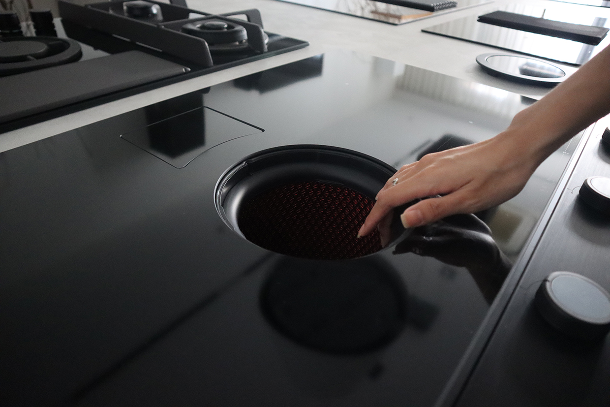 Bếp từ kết hợp hút mùi ELICA NikolaTesla Unplugged