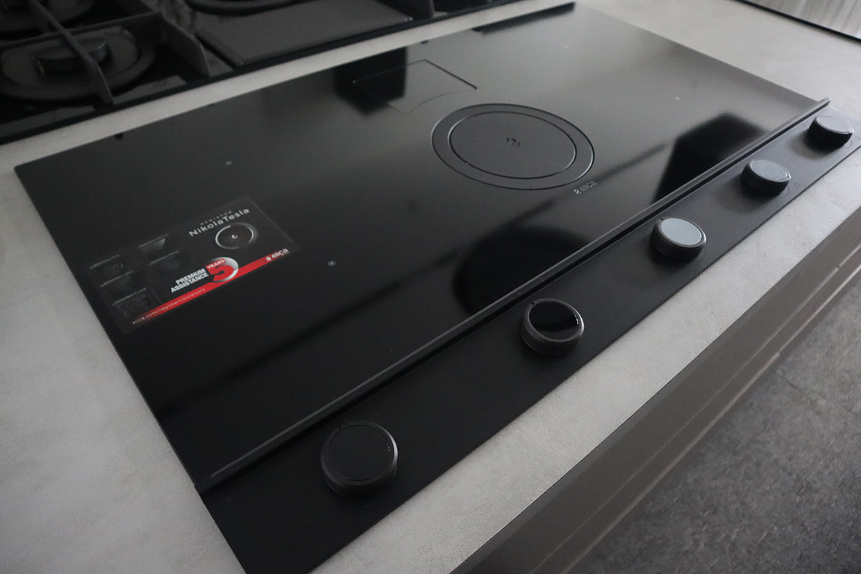 Bếp từ kết hợp hút mùi ELICA NikolaTesla Unplugged