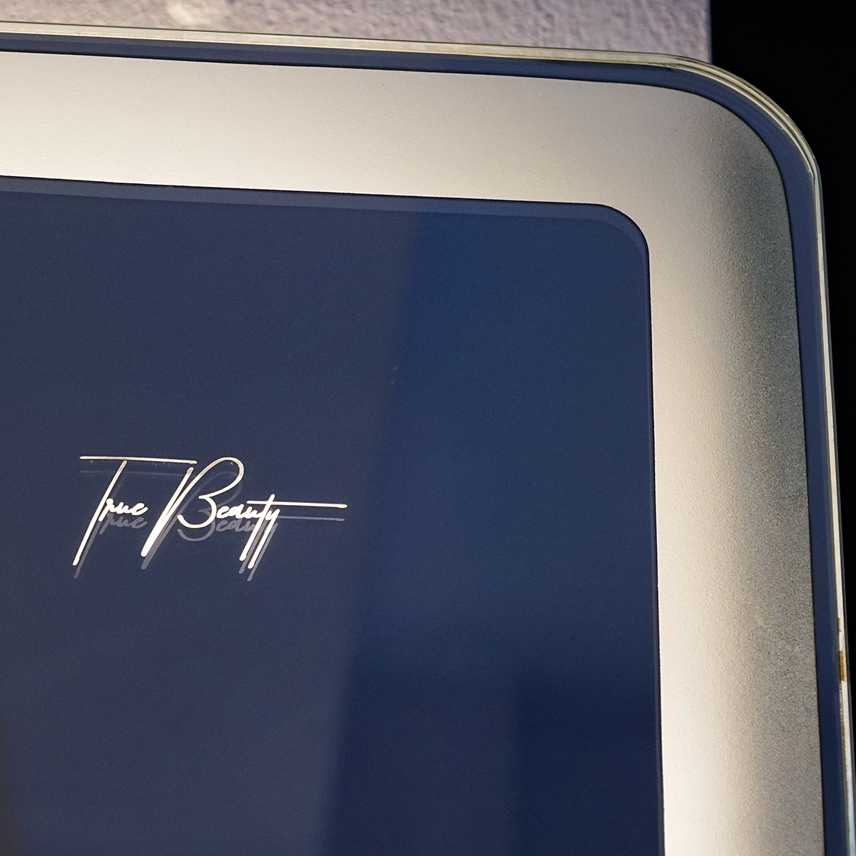 Gương led chữ nhật 50x70cm GLS M35R36 ánh sáng ngoài hoa văn