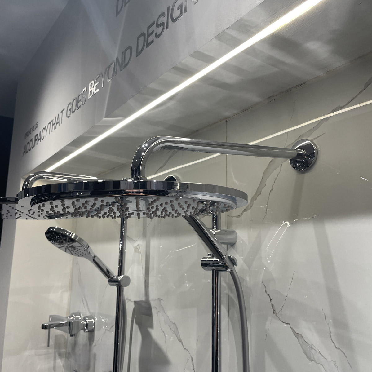 Bộ bát sen tắm gắn tường Rainshower Cosmopolitan 310 GROHE 26056000