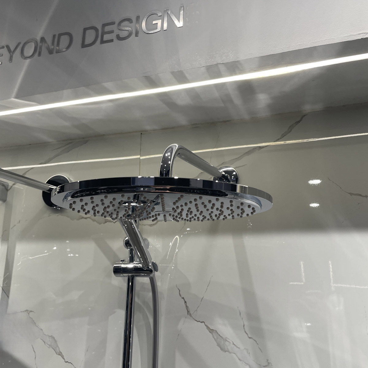 Bộ bát sen tắm gắn tường Rainshower Cosmopolitan 310 GROHE 26056000