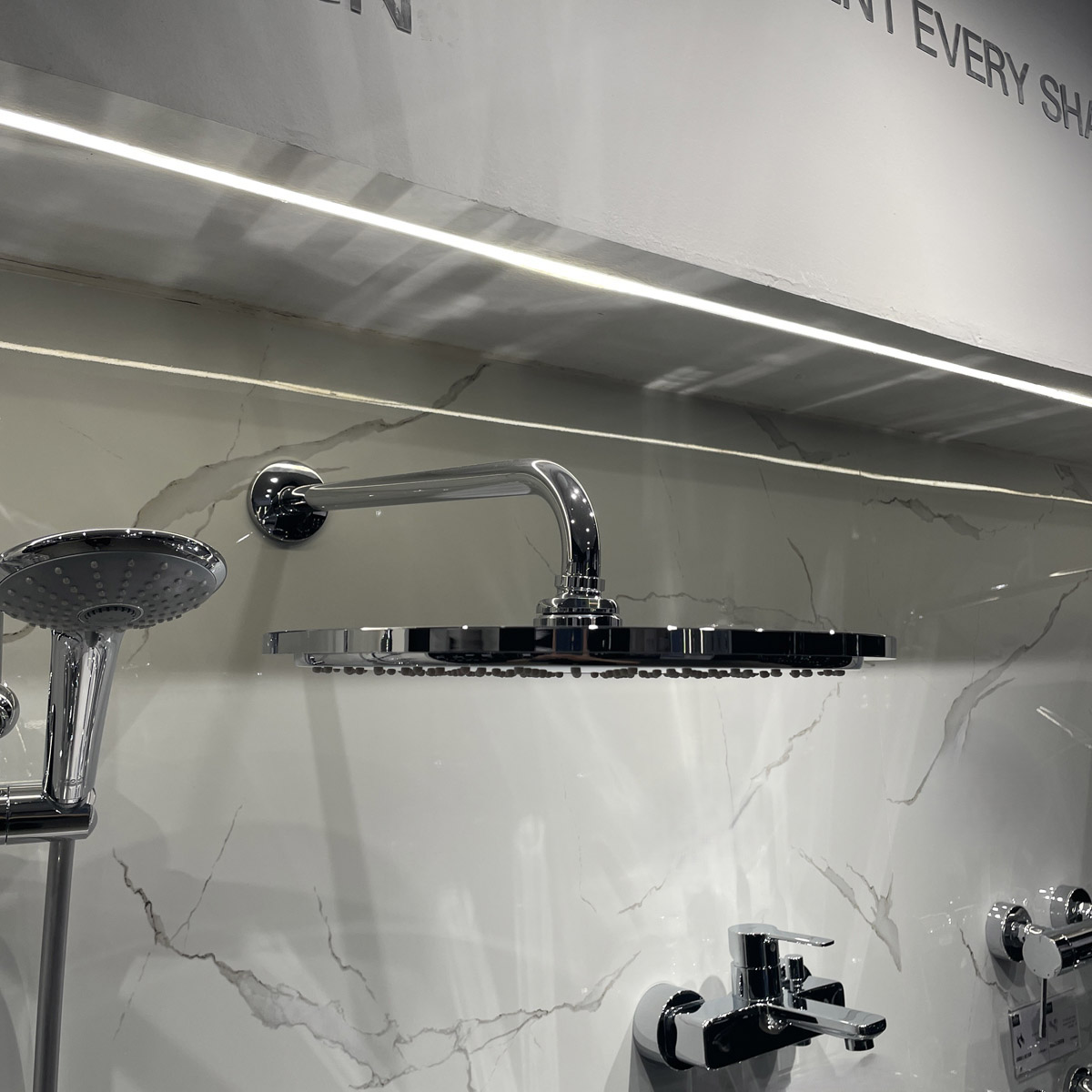 Bộ bát sen tắm gắn tường Rainshower Cosmopolitan 310 GROHE 26056000