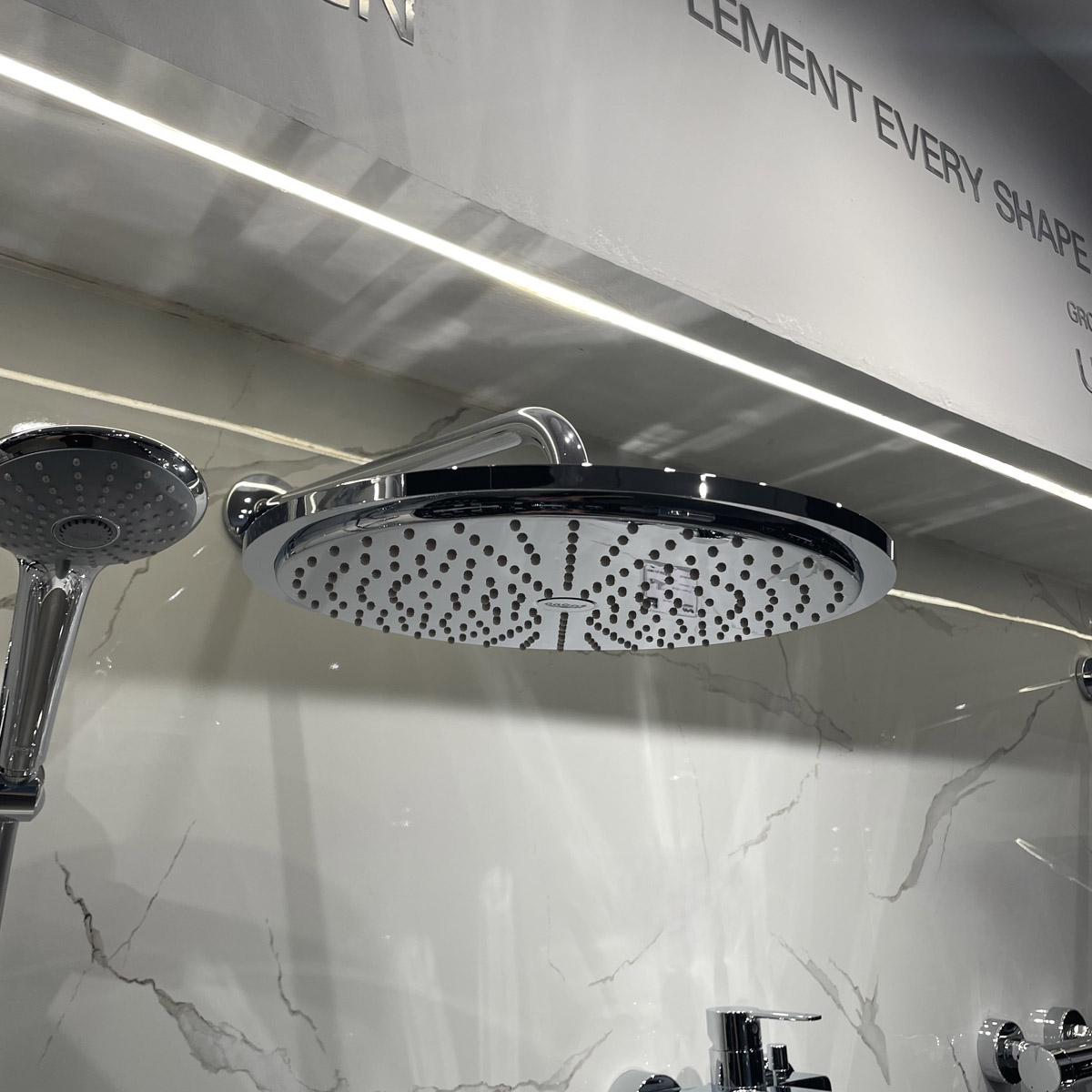 Bộ bát sen tắm gắn tường Rainshower Cosmopolitan 310 GROHE 26056000