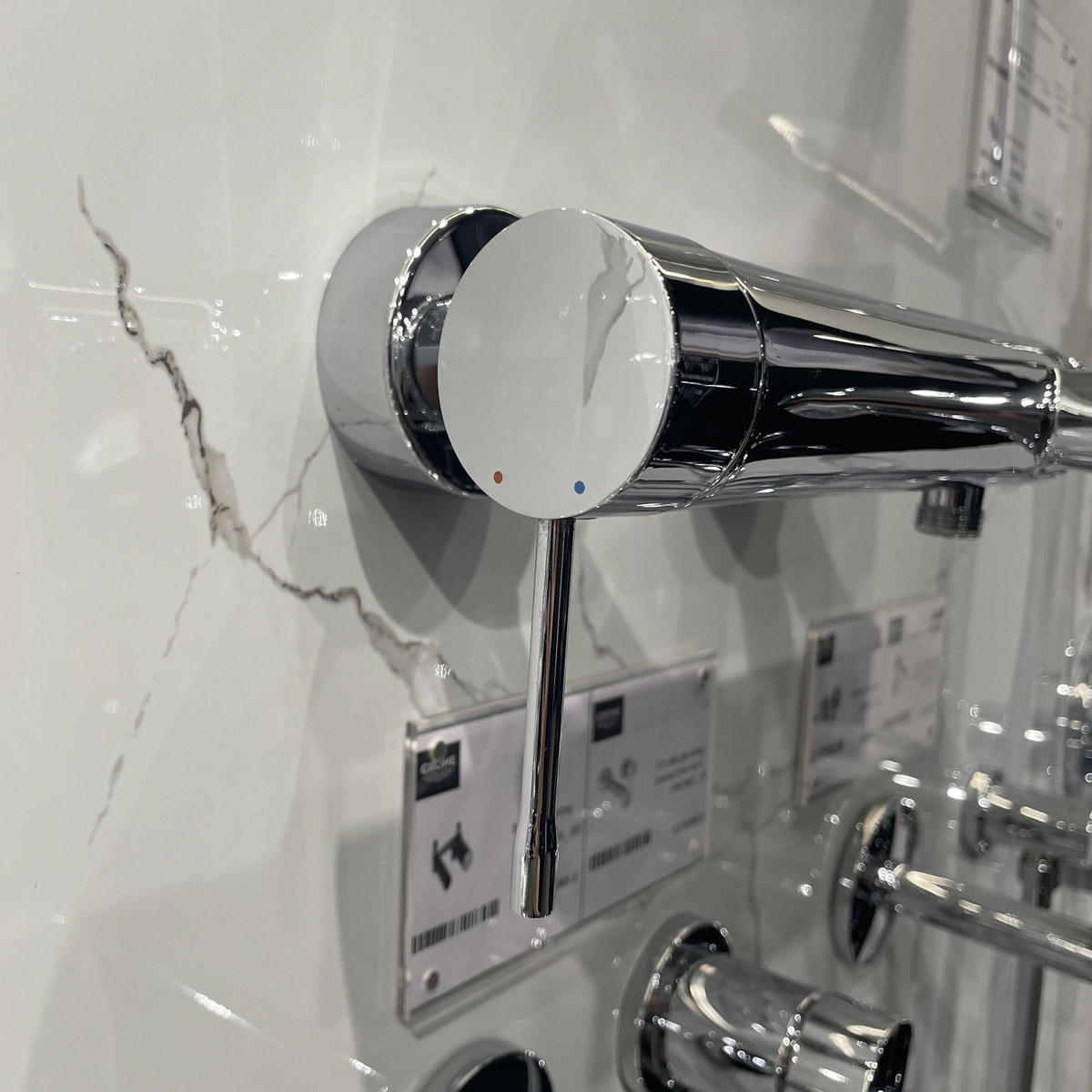 Củ sen tắm nóng lạnh Essence Grohe 33624001